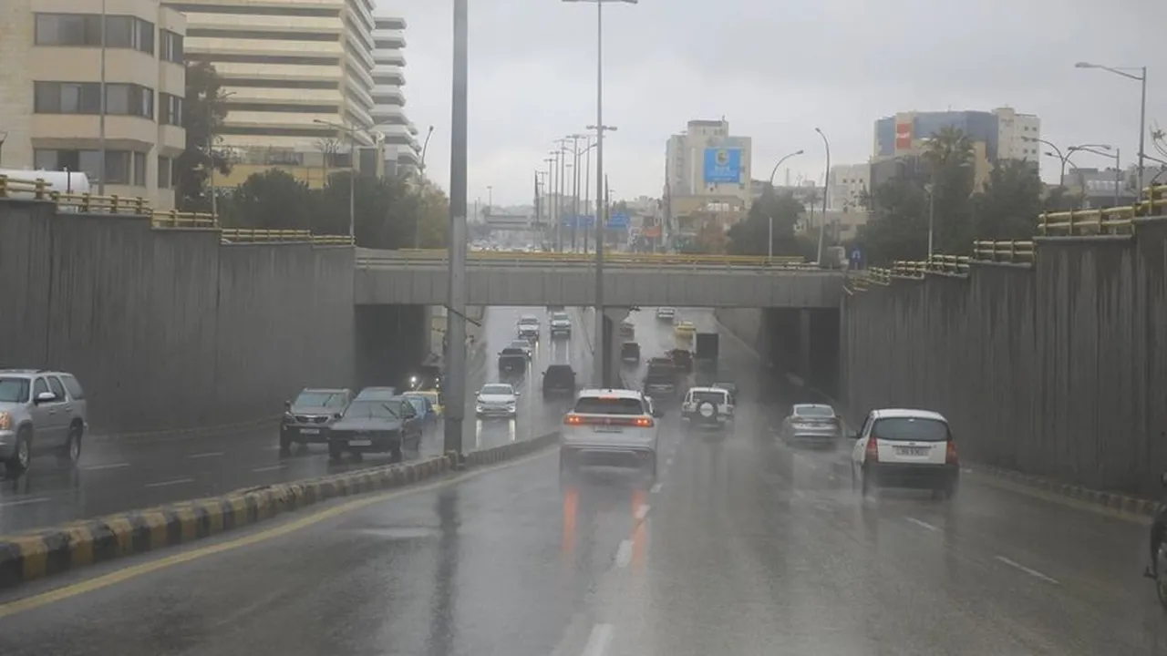 أمطار متفرقة وأجواء باردة تسيطر على البلاد الجمعة مع انحسار المنخفض مساءً